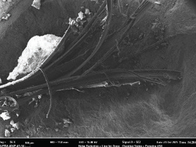 How is the dosage of macro synthetic fibers determined in slab on ground applications