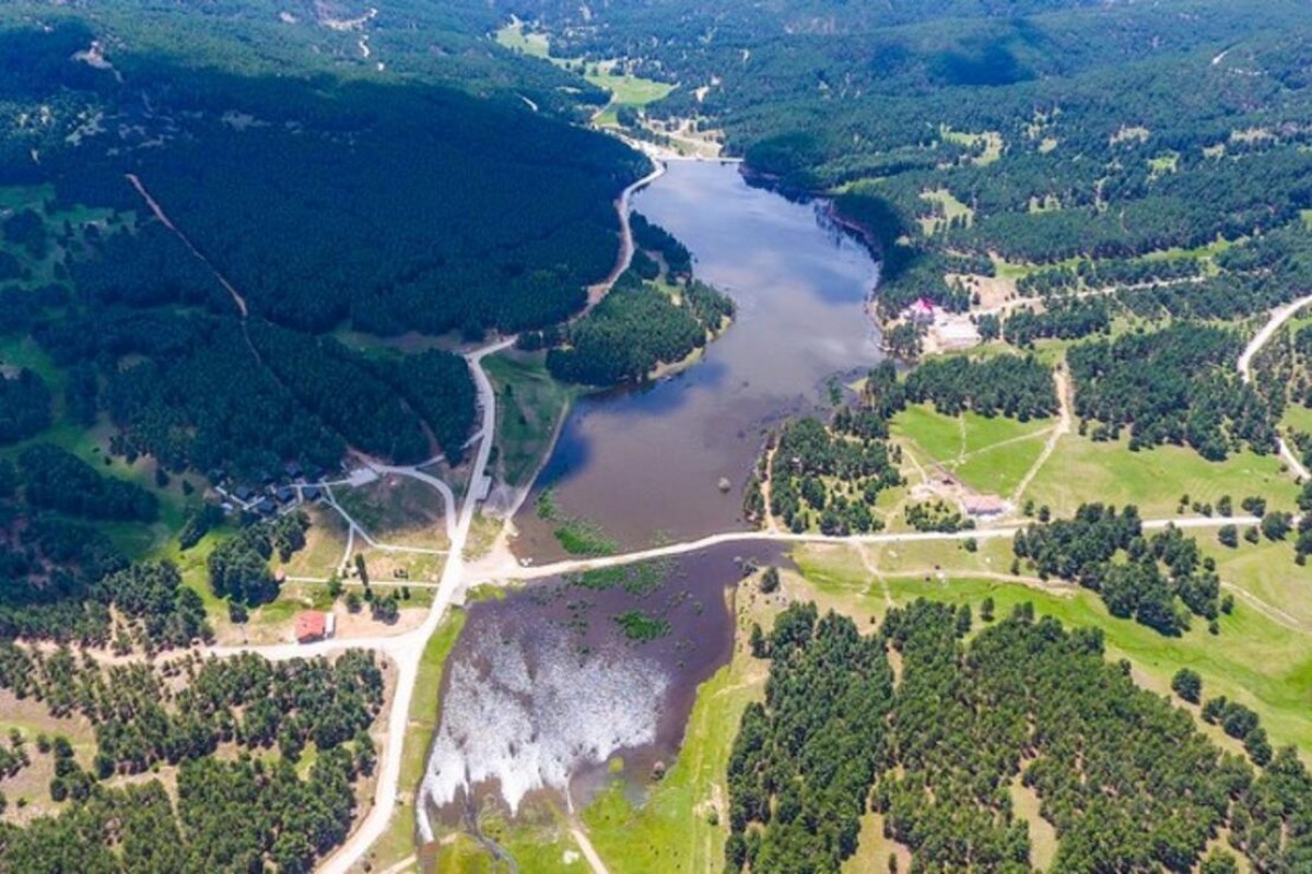 Parque Natural Afyon Sandikli Akdag Y Estanque Akdag