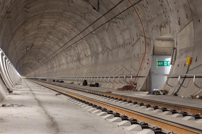 Concreto bajo vías férreas, vías en placa y traviesas de ferrocarril